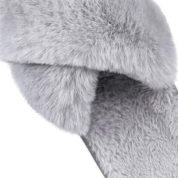 NWB Cozy Gray Faux Fur Women's Slippers - Picture 6 of 6